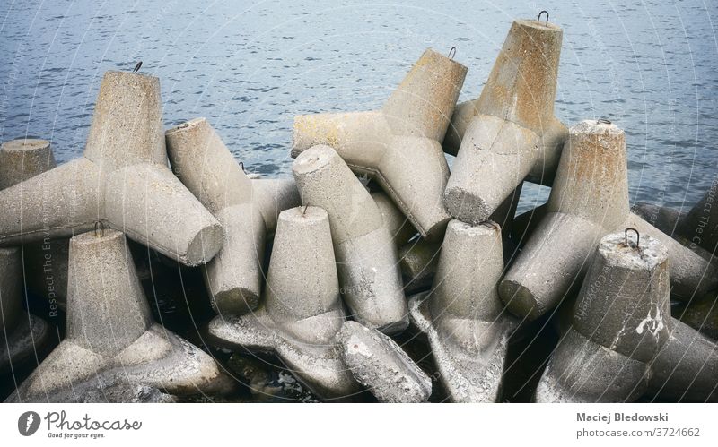 Bild von alten Betonmolen-Tetrapoden an der Küste. Wellenbrecher winken Sicherheit behüten Struktur tetrapod Wasser stark MEER Element solide Ufer Meeresufer
