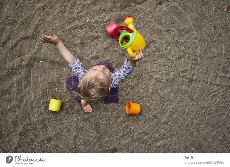 Kleinkind spielt im Sand II Vogelperspektive Kinderspiel Kindheit Außenaufnahme Spielplatz Spielen Sandkasten