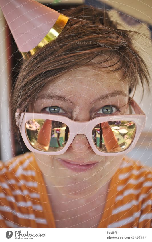 Partyhütchen Partystimmung Partygast Brille verspiegelt Frau Feste & Feiern Mensch Erwachsene rosa Sonnenbrille Lächeln kritischer blick selfie Hut Partyhut