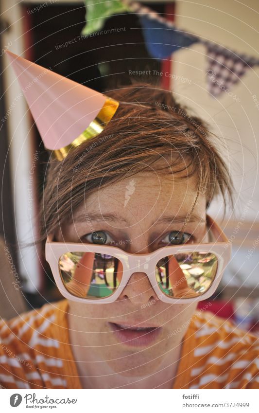 Partytime  |  Frau mit Partyhütchen und Spiegelbrille Brille Feier Sonnenbrille Partyhut festlich Spaß jung Glück rosa feiern Geburtstag Spiegelung heiter
