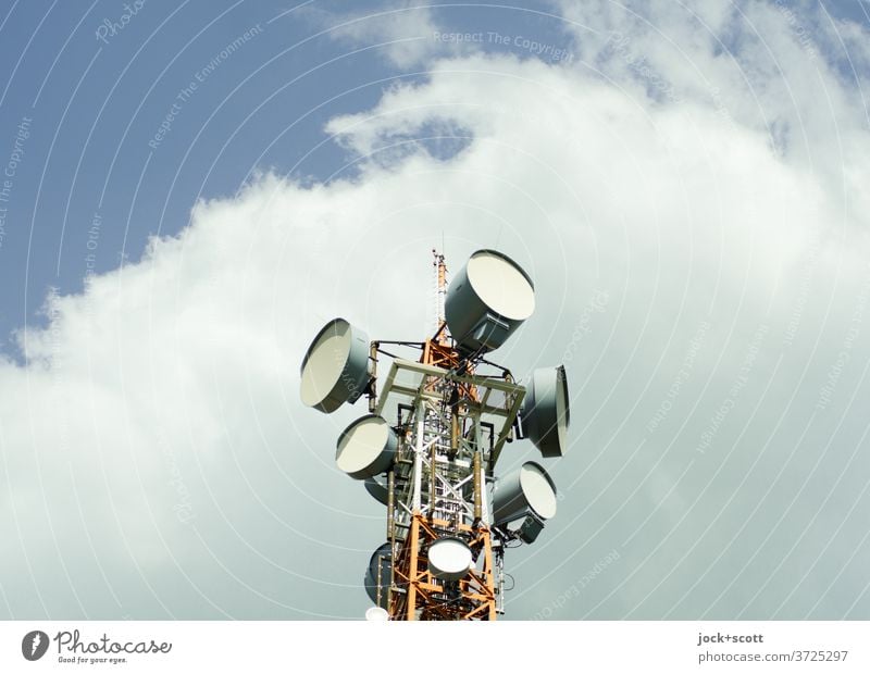 Sendemast mit mehreren Sende-Einrichtungen Antenne Wolken Technik & Technologie Funktechnik Frequenz Übertragung Ausstrahlung Drahtlos Telekommunikation