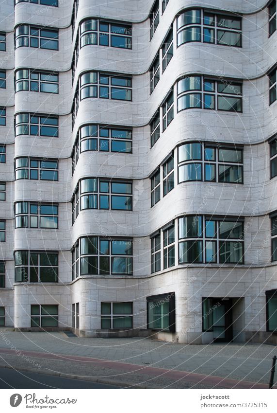 Fassade nüchtern betrachtet Architektur Bürogebäude Fenster Sehenswürdigkeit außergewöhnlich retro Originalität ästhetisch Einigkeit Muschelhaus