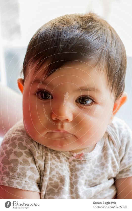 Kleines Mädchen Arme Baby schön Decke hell Kaukasier Kind niedlich Ausdrücken Ausdruck Auge Gesicht Hand menschlich Säugling wenig Blick Monat neugeboren Person