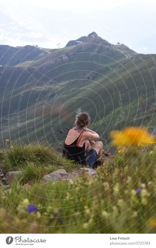 Berge - Pause - Frau - Wiese Berge u. Gebirge wandern grün Pflanzen Sommer 30-45 Jahre Natur Naturliebe Naturerlebnis bewundernd erleben beobachten