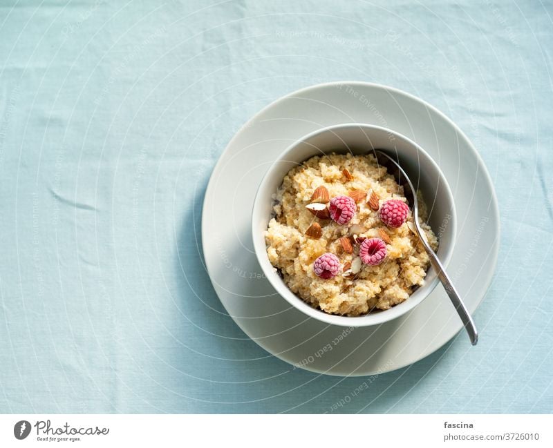 Quinoa porrige mit Himbeeren und Mandeln Quinoa-Milchporrige quinoa porrige Frühstück Textfreiraum Haferbrei melken Draufsicht Mahlzeit Morgen Ernährung