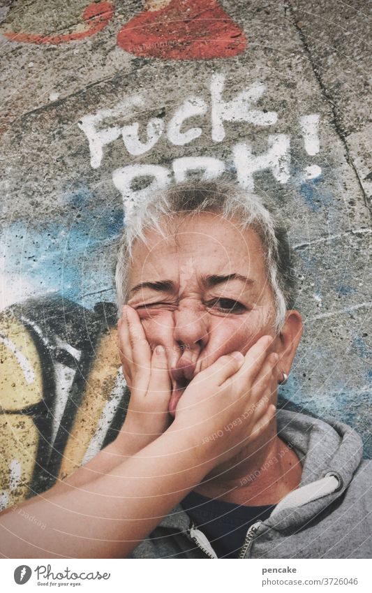 kinderhände Gesicht Senior Frau alt Kinderhände Graffiti quetschen Grimasse Hände Auge Erwachsene Mensch Porträt 60 und älter Mauer Hautfalten