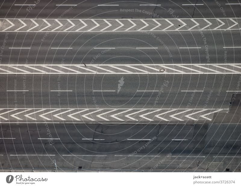 Mehrspurige Straße aus der Vogelperspektive Verkehrswege Fahrbahnmarkierung Strukturen & Formen Asphalt grau Streifen Linie leer Muster Schilder & Markierungen
