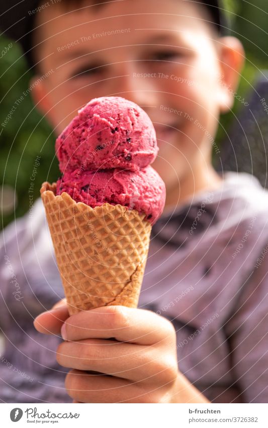 Kind mit Eistüte in der Hand Speiseeis Sommer Lebensmittel Ernährung Frucht Foodfotografie Eis am Stiel Erfrischung gefroren Fruchteis Tüte halten lecker