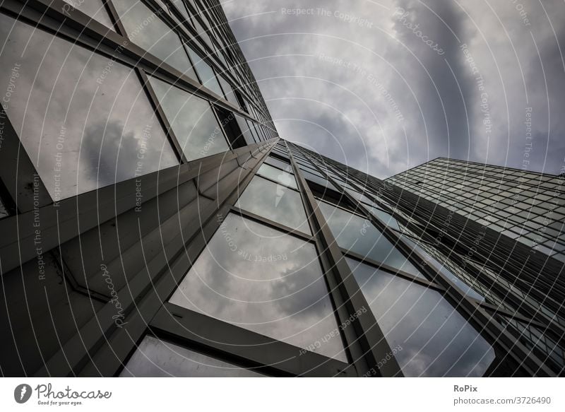 Spiegelung von Gewitterwolken in einer Glasfassade. Fassade Hochhaus Büro Bürokomplex Reflektion Wirtschaft Immobilien Technik Architektur Stimmung Himmel