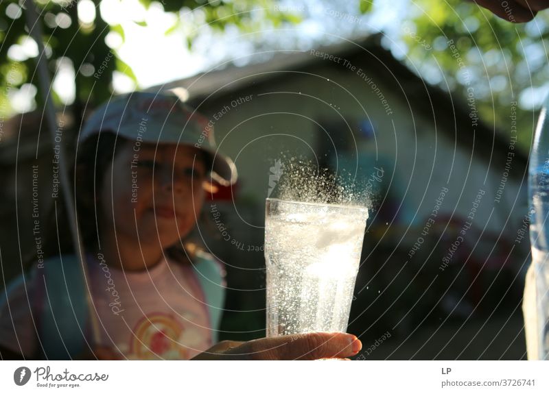 sprudelndes Wasser im Licht funkelnd Blick Sekt Alkohol Glas Getränk Feste & Feiern Erfrischungsgetränk Ernährung Kontrast Diät Nährstoff nahrhaft Sommer
