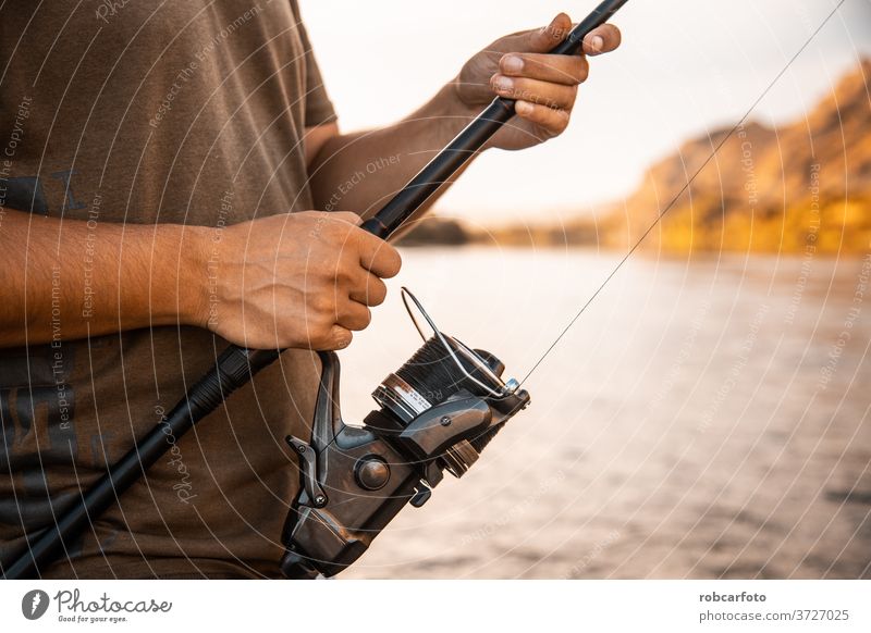 Flussfischer mit Angelrute Sport Fischer Person Erholung Natur See Angler Rolle Menschen fangen Casting Sommer männlich Spaß Wasser Gerät eine Fischen Freizeit