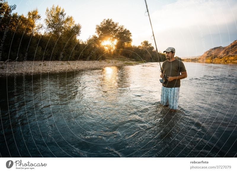Flussfischer mit Angelrute Sport Fischer Person Erholung Natur See Angler Rolle Menschen fangen Casting Sommer männlich Spaß Wasser Gerät eine Fischen Freizeit
