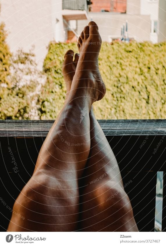 Radler Beine beine radfahrer sportler sportlich nackt knie rasiert männerbeine mann braun sommer sonne garten ausruhen erholung entspannung balkon zuhause