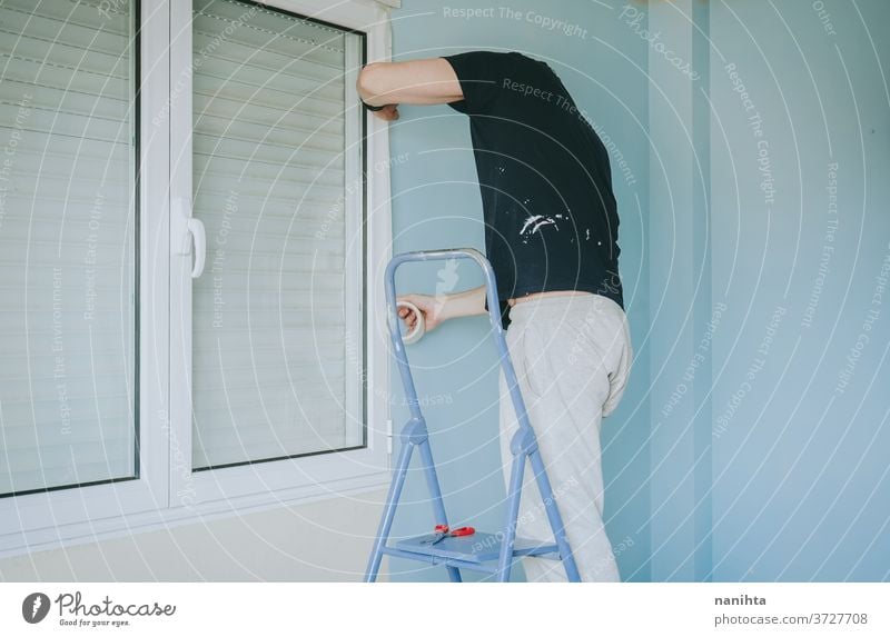 Mann bei der Renovierung eines Zimmers Reform heimwärts Arbeit Job Haus Farbe Raum männlich arbeiten heimwerken sich[Akk] bewegen Entfernung Umzug Örtlichkeit