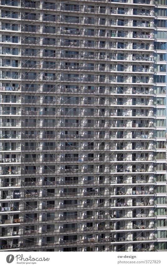 Die Schönheit im Auge des Betrachters - Japan Klotz trist Genauigkeit Geometrie Hochhausfassade Wohnhochhaus Fensterfront Stadtzentrum Fassadenverkleidung