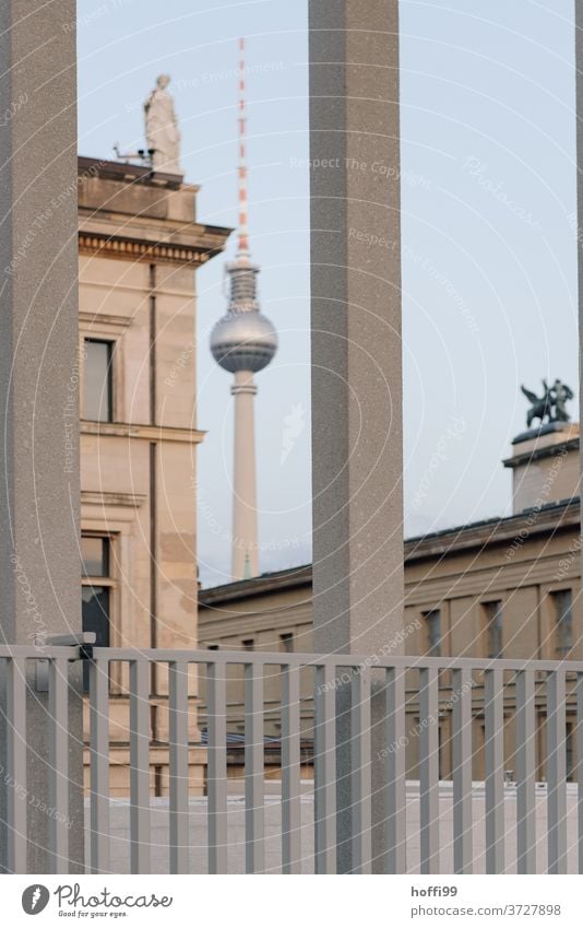 Ausblick auf Fernsehturm und Denkmal Berliner Fernsehturm gerahmt Hauptstadt Brandenburger Tor Stadt Wahrzeichen Architektur Deutschland Sehenswürdigkeit