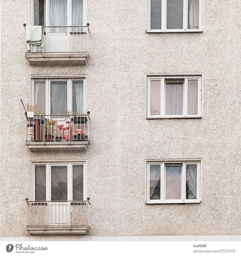 der Balkon lebt - wenn auch auf engem Raum Balkondekoration Balkone Fassade Tristesse Haus urban Abstellfläche Abstellplatz abstellen Zweckbau Fenster Berlin