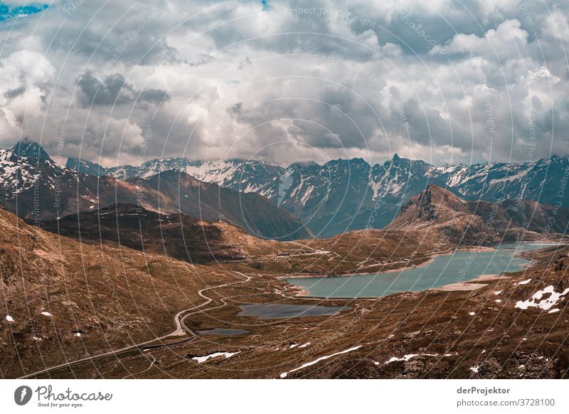 Blick ins Tal mit See mit Wolke im Gebirge in Engadin IV Bergspitze Bergsteigen weiß blau Freiheit Wolken Wolkenformation Berge u. Gebirge wandern Menschenleer