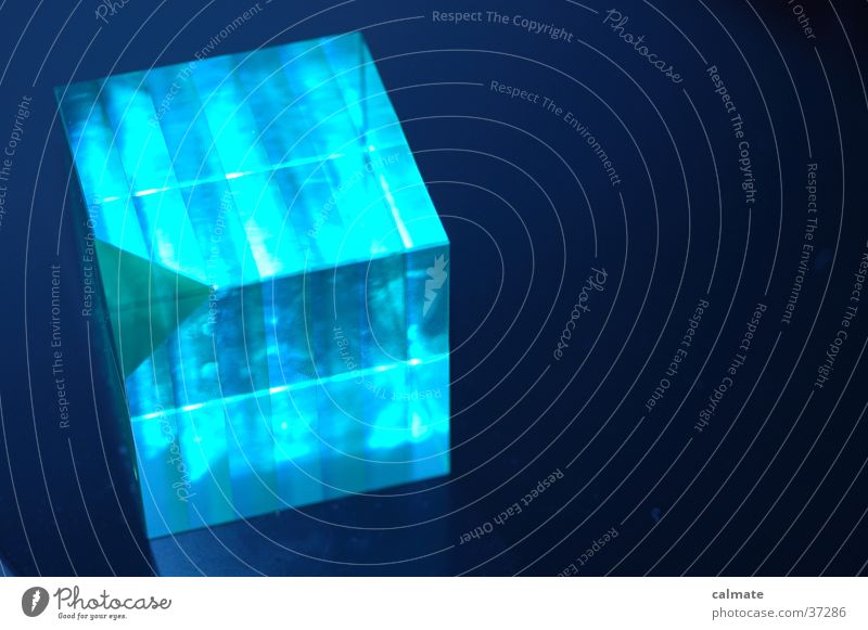 The Cube Weißabgleich Glaswürfel blau Ecke Würfel Geometrie Symmetrie Objektfotografie Briefbeschwerer Freisteller Vor dunklem Hintergrund Textfreiraum rechts