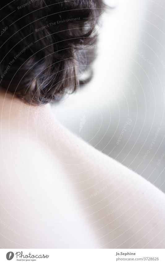 Sanftmut Haut Nacken Schulter Rücken Haare natürliche Schönheit Gesundheit Hautpflege Wellness Therapie Intimität zart weich glatt sensitiv ästhetisch subtil