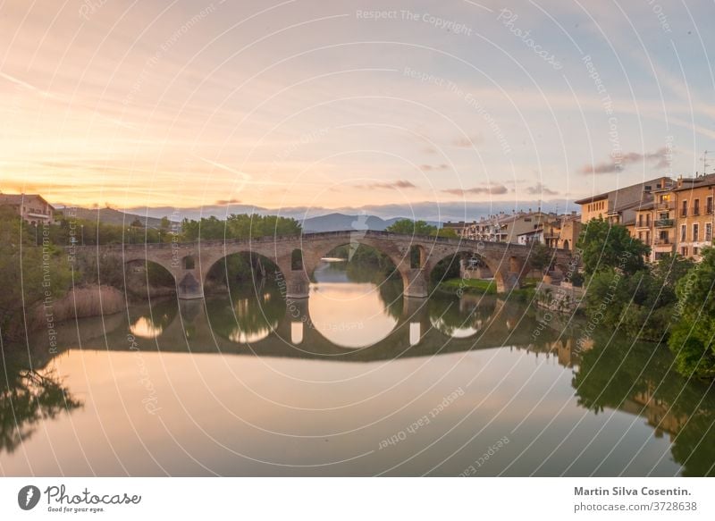 Brücke Puente la Reina (Brücke der Königin) über den Fluss Arga. Navarra, Spanien antik Architektur arga Gebäude Camino compostela Europa gares historisch