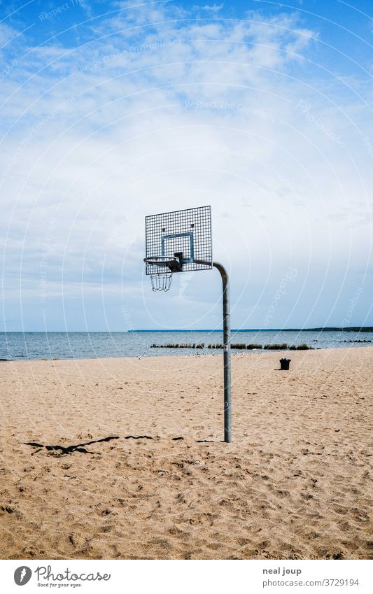 Basketballkorb am Strand Meer menschenleer Urlaub Sommer Ferien & Urlaub & Reisen Freizeit trist allein blauer Himmel Schönes Wetter Küste Außenaufnahme Sand