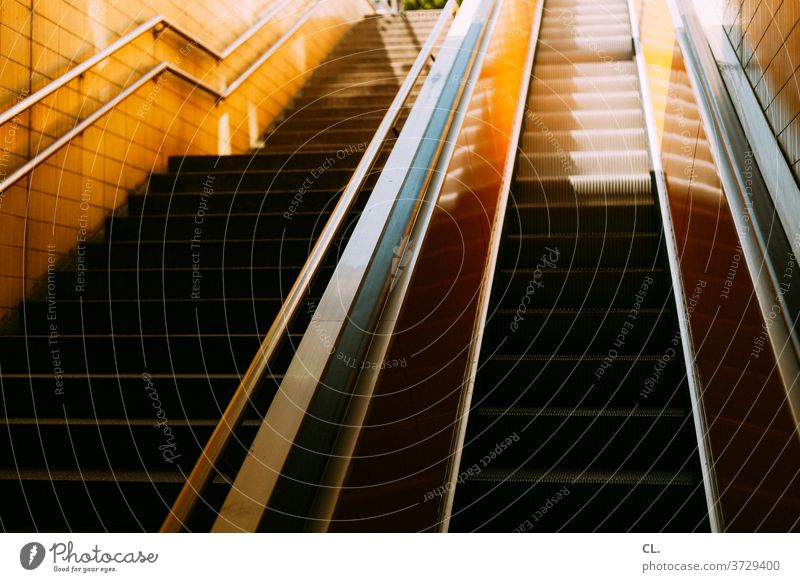 treppe und rolltreppe Treppe Rolltreppe aufwärts Handlauf Treppengeländer Stufen Faulheit Architektur U-Bahnstation stufen rauf und runter urban gelb ästhetisch