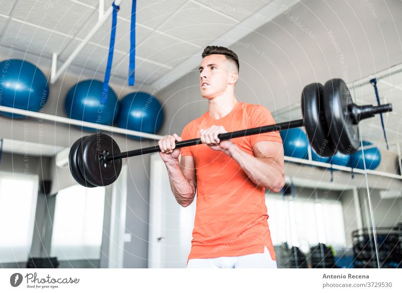 Mann trainiert Trizeps Bizeps Hanteln Fitness Fitnessstudio Heben männlich Spiegel Muskel Menschen Bar Sportler stark Training Waschtisch Gewichte Wellness
