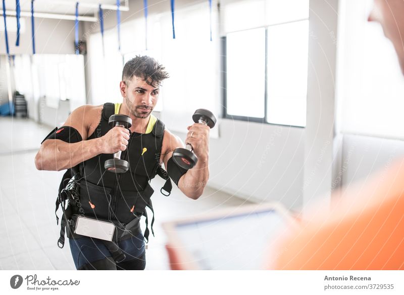 Männertraining mit Elektrostimulation Training menschlich elektrisch Fitnessstudio Anregung Tablette Elektrode Werkzeug Gewicht passen Mann Erwachsener