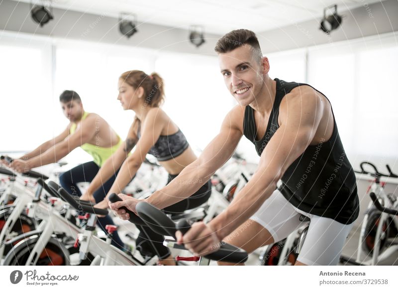 Gruppe von Personen im Spinning-Saal der Turnhalle Übung Fahrrad Fitnessstudio Männer Erwachsener Seitenansicht Schweiß Muskel Tonung Muskelaufbau horizontal