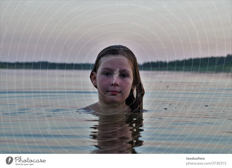 Porträt eines im See schwimmenden Mädchens Wasser Schwimmsport Gesicht hübsch schön Selfie nass Kind Spaß Spielen genießen Aktivität Frau Urlaub reisen Sport