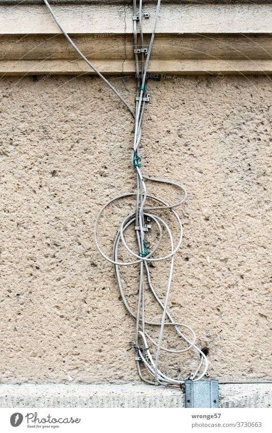 Wirrwarr von alten Kabeln an einer Hauswand Verwirrung Durcheinander Kabelsalat Drähte Telefonkabel durcheinander Farbfoto Technik & Technologie chaotisch