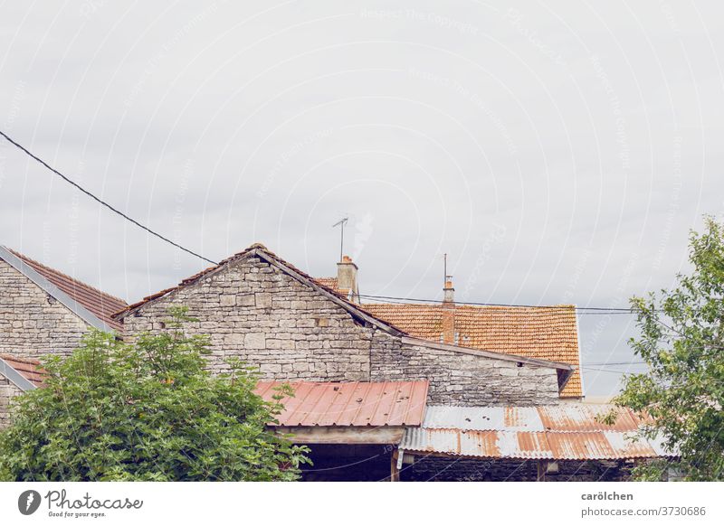 Dorf französisches Land Frankreich Mauer Dach Dächer alt schlicht trüb Landleben einfach Einfaches Leben