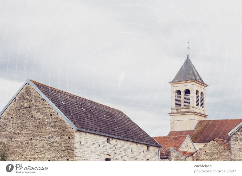 Dorf auf dem französischen Land Kirchturm Dach Dächer Mauer bedeckt Himmel grau trüb einfach schlicht ruhig Altstadt Frankreich