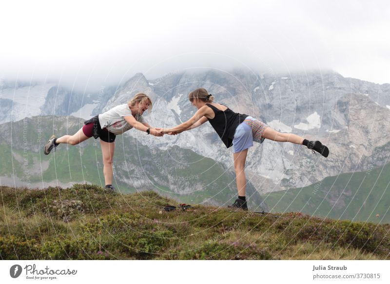 Yoga am Berg kurz vor einem Gewitter Berge u. Gebirge Bergkamm Österreich oben flieger Frauen gemeinsam wandern Erlebnis Abenteuer Gipfel wandern" Alpen