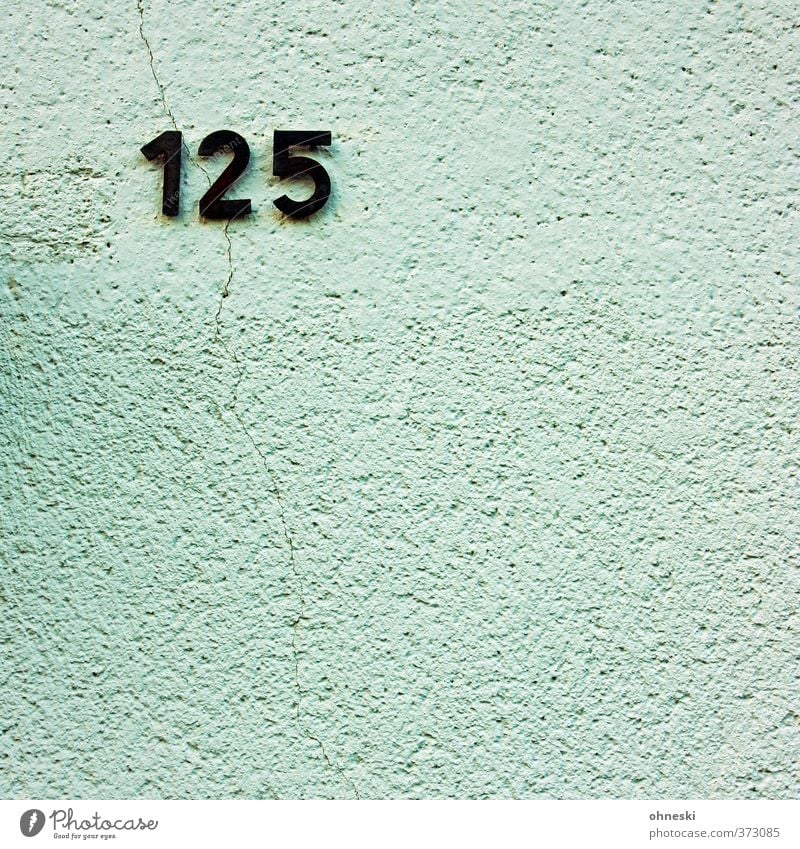 125 Haus Gebäude Mauer Wand Fassade Riss Ziffern & Zahlen Hausnummer Farbfoto Außenaufnahme Strukturen & Formen Menschenleer Textfreiraum unten