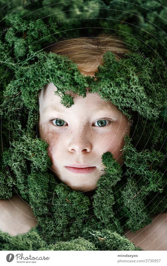 Mädchen im Moos Islandmoos Landschaftsportrait grün kreative Portraits Sommersprossen Augen verstecken Versteck Natur forschen begreifen Elfe Kindheit still