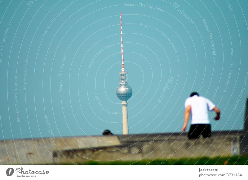 was los auf der Platte Mensch Berliner Fernsehturm Rückansicht Hintergrund neutral Wolkenloser Himmel Körperhaltung Jugendliche Wahrzeichen Betonplatte