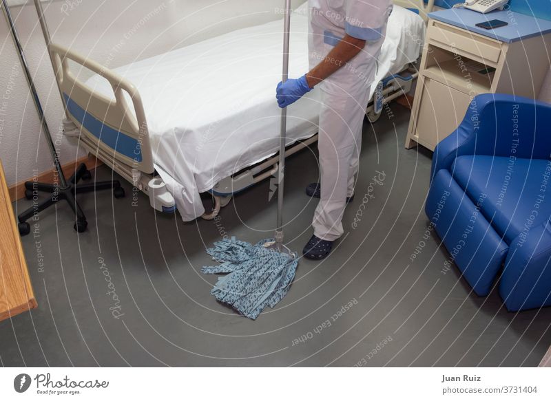 Reinigungspersonal reinigt Krankenhauszimmer Mediziner Männer bei der Arbeit Karriere Sauberkeit Kleid Arbeitsplatz Reinigen Gesundheitswesen Hygiene Pflege