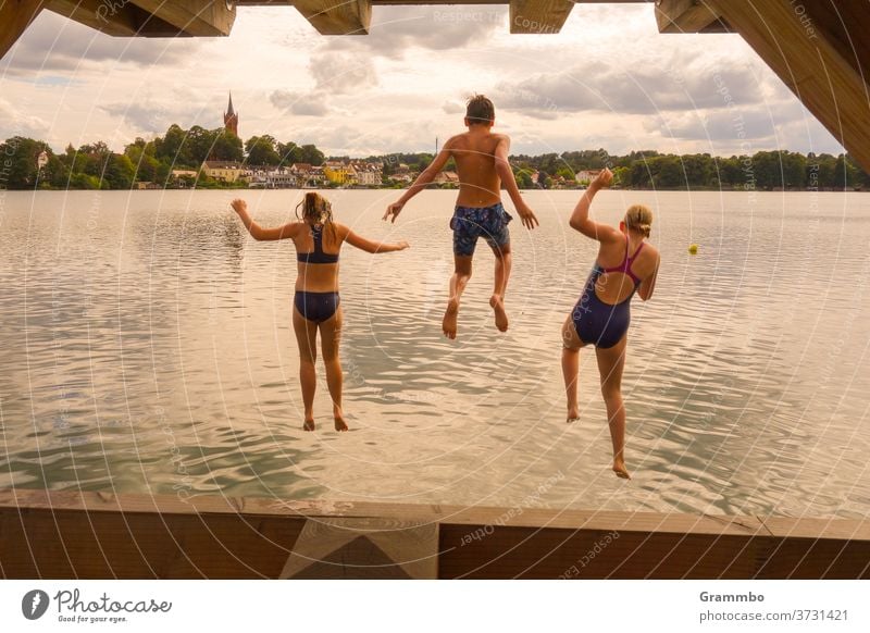 Sprung ins Wasser sprung ins wasser Sommer Spaß haben Schwimmen & Baden Ferien & Urlaub & Reisen Freude Tourismus Erholung Kinder baden