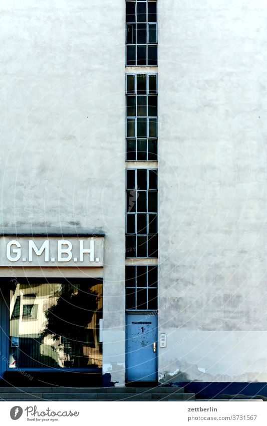 Bauhausfassade G.M.B.H alt antik dessau geschichte historie historisch industriedenkmal kleinstadt menschenleer ort sachsen-anhalt siedlung textfreiraum urban