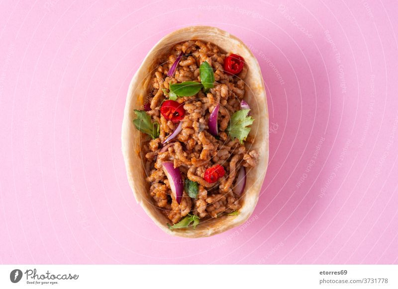 Mexikanischer Barquita-Taco mit Rindfleisch und Gemüse auf rosa Hintergrund barquita mexikanisch Lebensmittel Chili rot Gewürze Fleisch Hähnchen Tortilla Mais