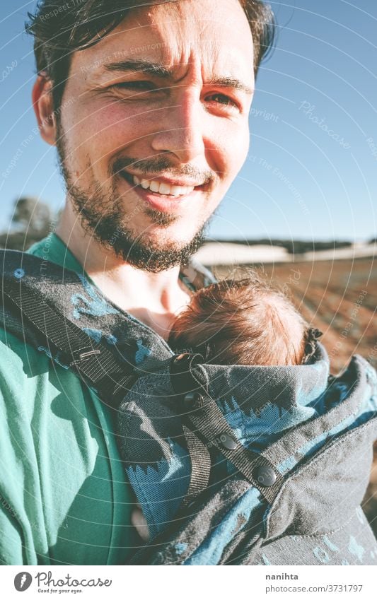 Alleinerziehender männlicher Elternteil, der sein Baby mit einem Rucksack trägt Papa führen neugeboren tragen Vorderseite Känguruh Single alleinerziehend