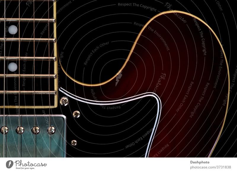 E-Gitarre Nahaufnahme auf schwarzem Hintergrund elektrisch Stromgitarre amplifiziert semi-akustisch semiakustische Gitarre rot braun vereinzelt Objekt