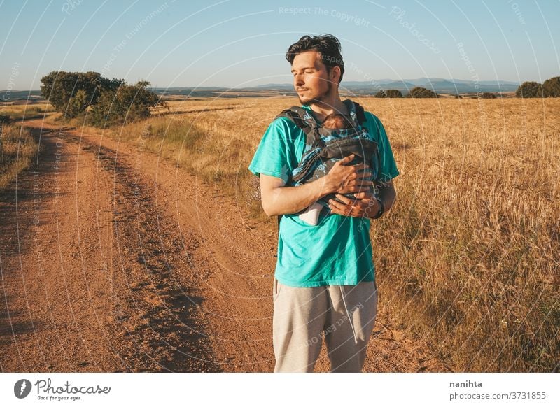 Alleinerziehender männlicher Elternteil, der sein Baby mit einem Rucksack trägt Papa führen neugeboren tragen Vorderseite Känguruh Single alleinerziehend