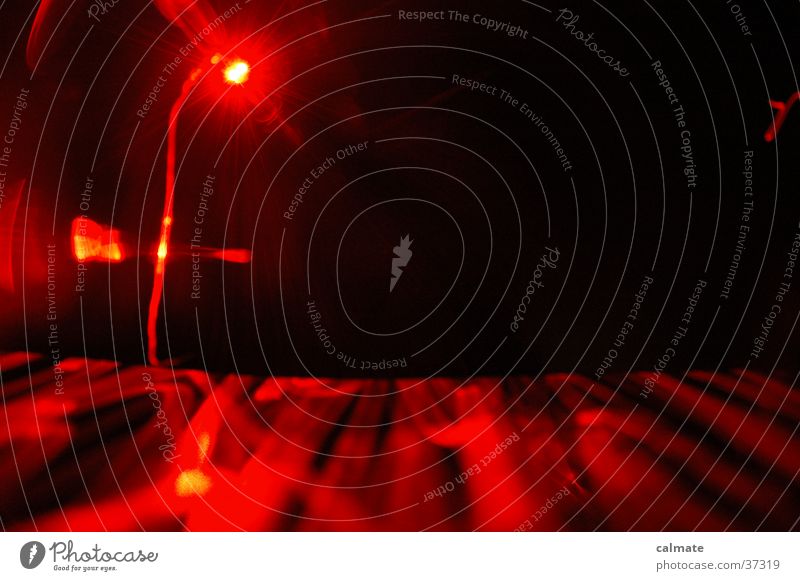 .: experiment :. Laserpointer Licht rot Reflexion & Spiegelung Strahlung dunkel Worms Experiment Langzeitbelichtung reflektion reflection lichtwurm light