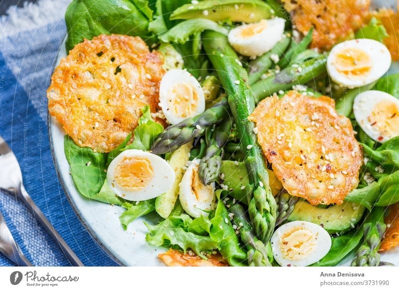 Spargelsalat mit Wachteleiern und Käsechips Salatbeilage Gesundheit Avocado Entzug Kartoffelchips gruyere grün Lebensmittel Gemüse Feinschmecker Vegetarier