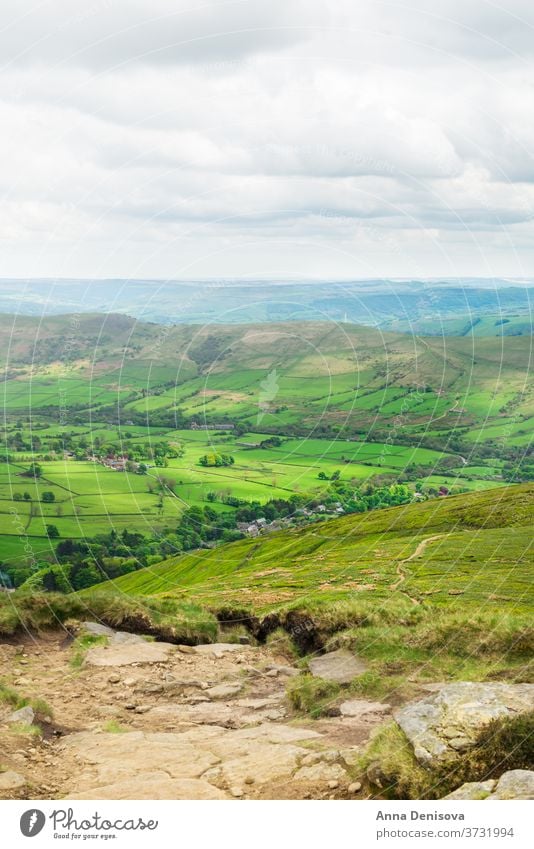 Blick auf die Hügel bei Edale, Peak District National Park, UK Spitzenbezirk Nationalpark Derbyshire England Englisch blau wolkig Landschaft Ackerland grün