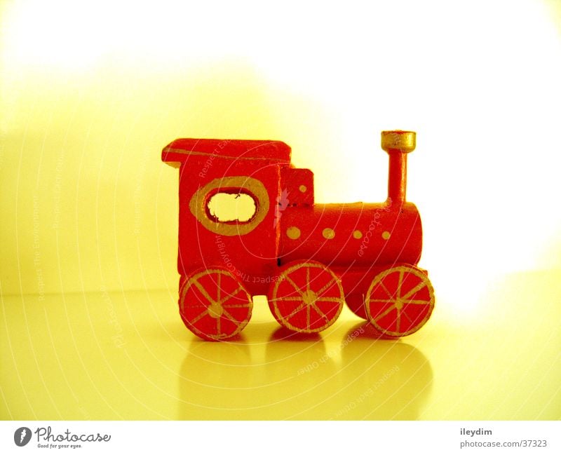 Spielzeug-Eisenbahn Lokomotive Holz rot klein Miniatur Spielen fein Dinge streichen frei