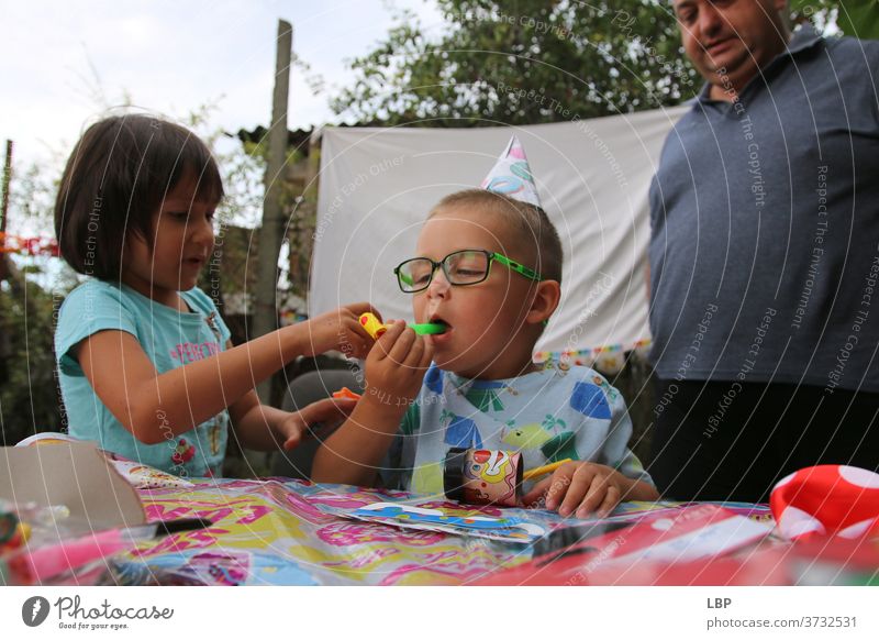 Real-Life-Szene von einer Geburtstagsfeier Papier gebastelt Jahre Lebensalter Neugier lachen Lifestyle lustig Garten Lächeln Spielen Gefühle Kindererziehung